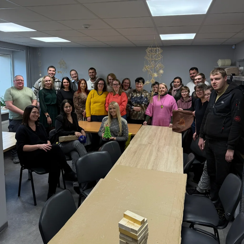 Grupės žmonių nuotrauka prie stalo patalpoje