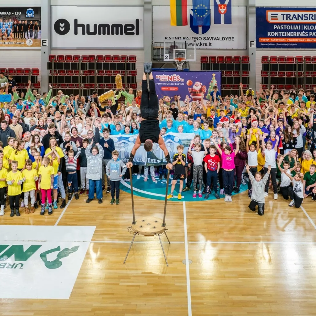 Vaikų renginys sporto salėje su pasirodymu centre