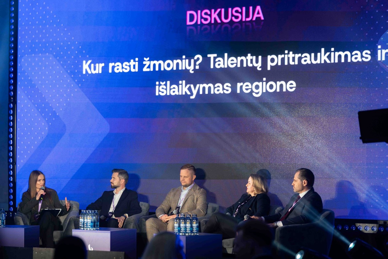 Diskusijos „Kur rasti žmonių? Talentų pritraukimas ir išlaikymas regione“ dalyviai konferencijoje „Verslo genas 2026“