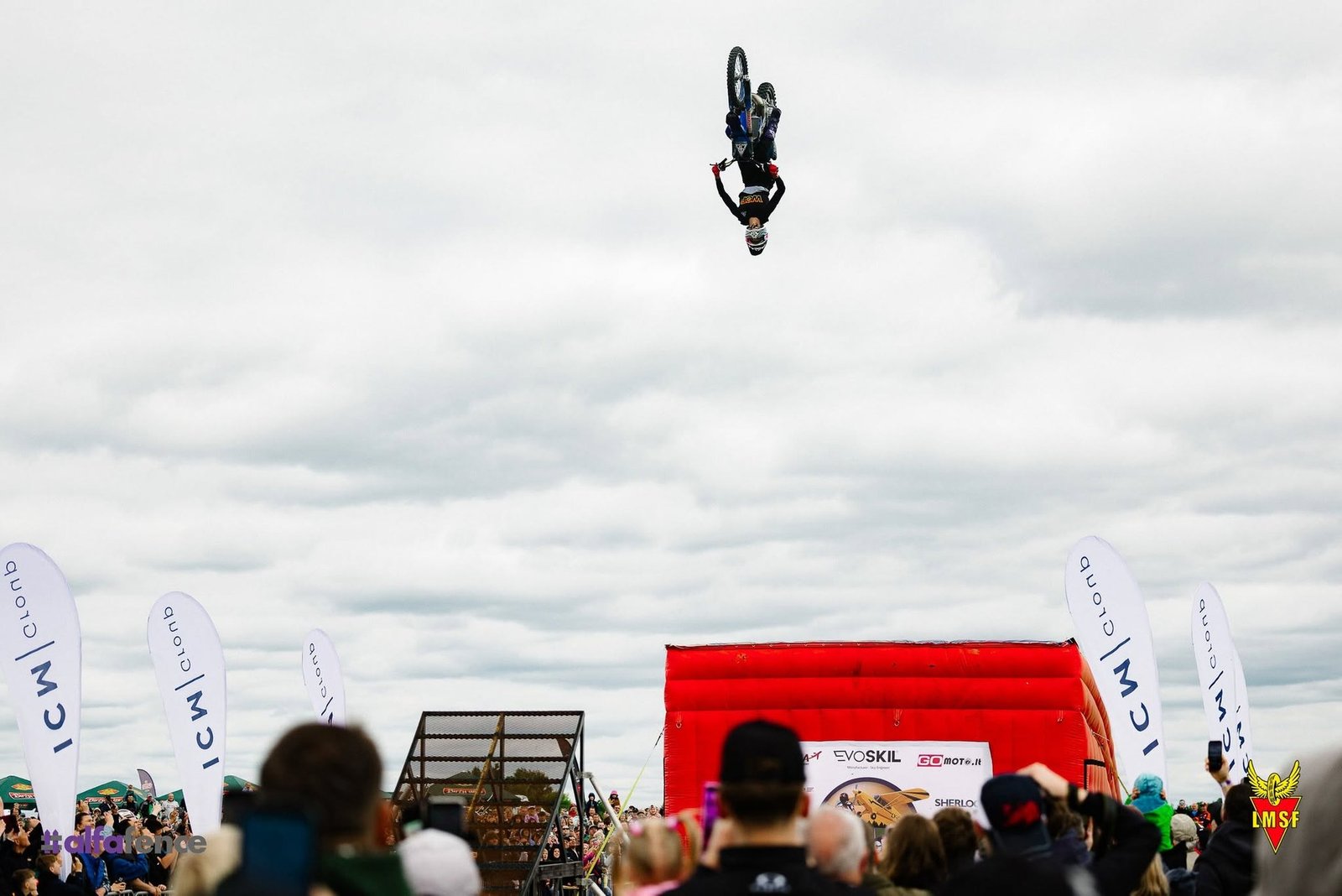 FMX akrobatas ore per motokroso čempionatą Biržuose prie ICM Group vėliavų