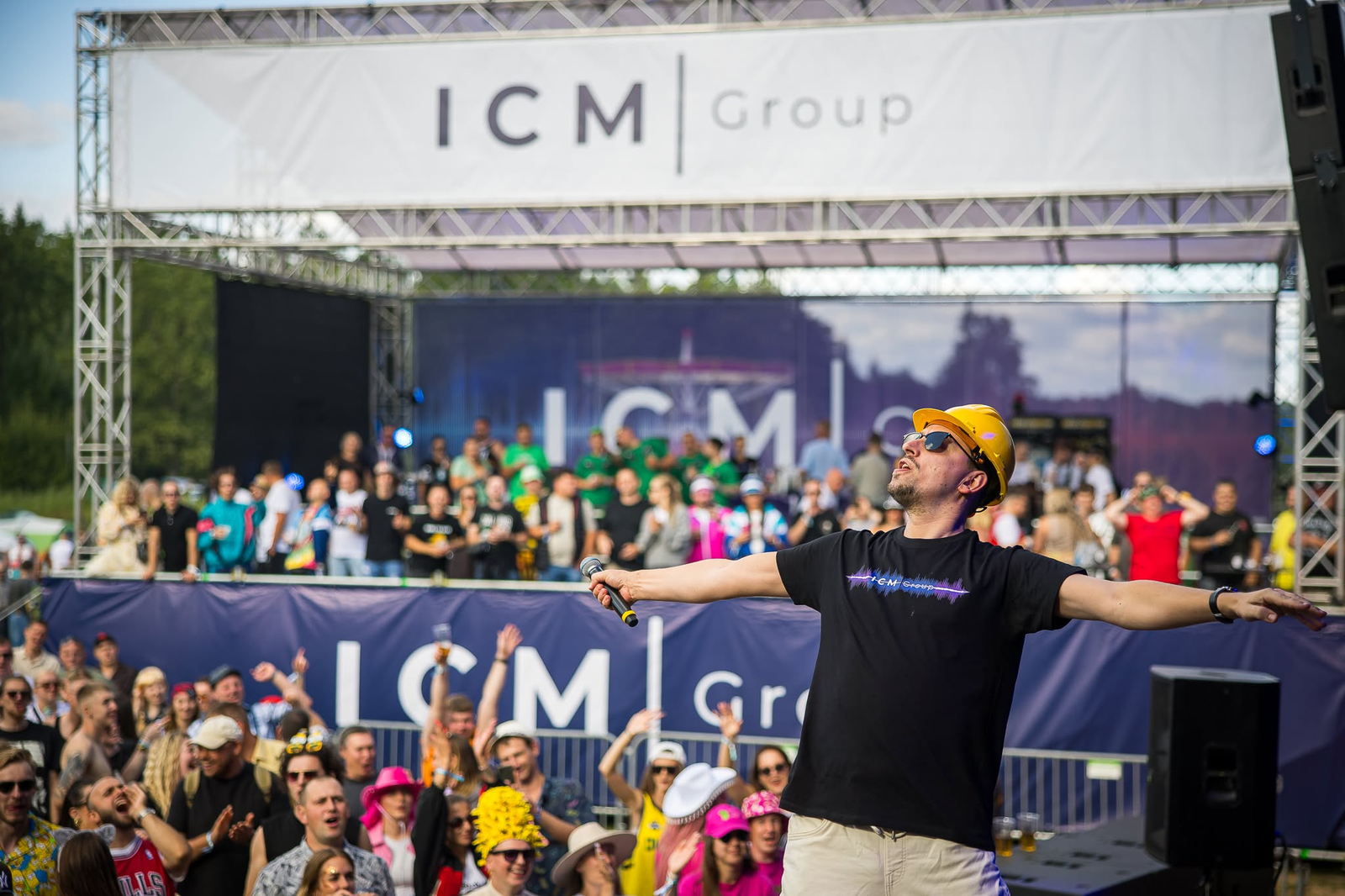 Atlikėjas „Giminės baliaus“ scenoje su ICM Group atributika